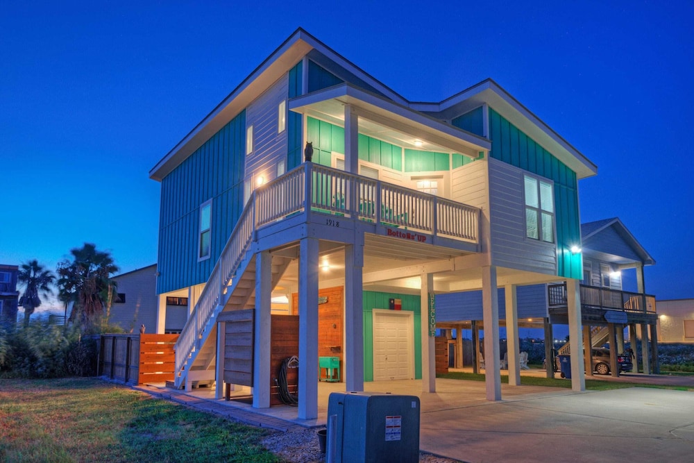 Family-friendly Beach Home Bbq, Patio & Fire Pit & Mins to Beach Bottom's Up by Avantstay