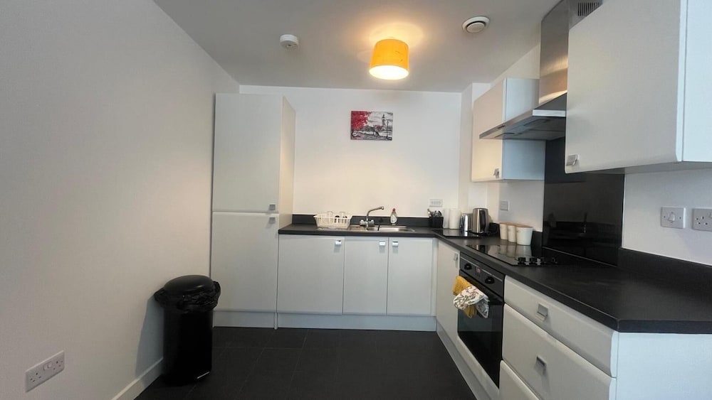 Central 2-bed Apt - Sleeps 4 - Parking & Wifi