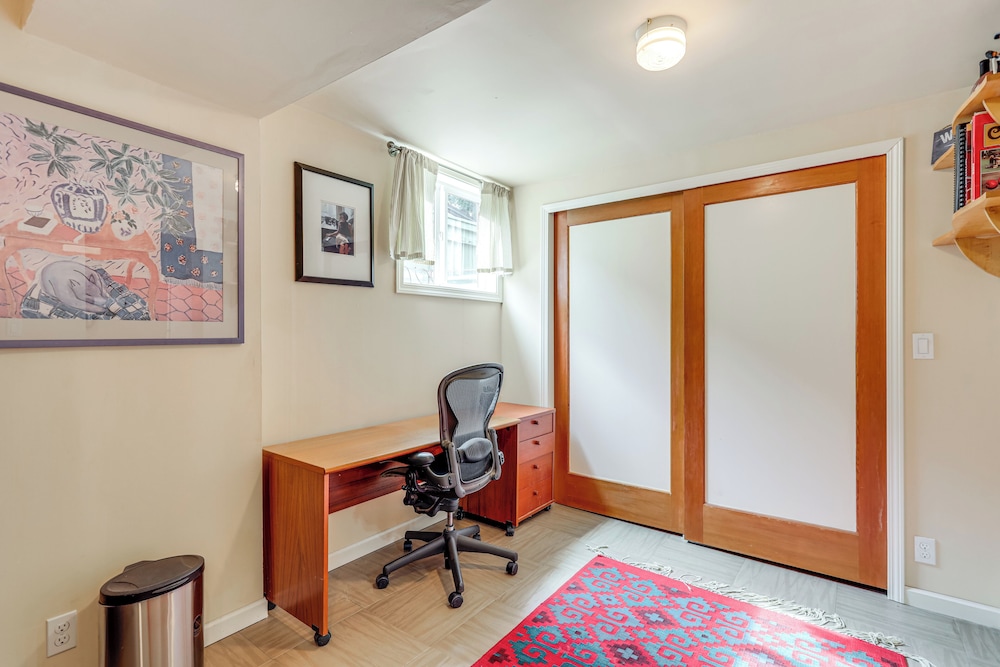6 Mi to Dtwn Seattle: Walkable Home w/ Hot Tub