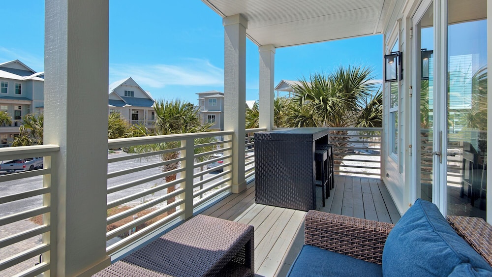 5BR Sleeps 14 in Seagrove Beach, Golf Cart, 6 Bikes, Pool + Free Attractions!