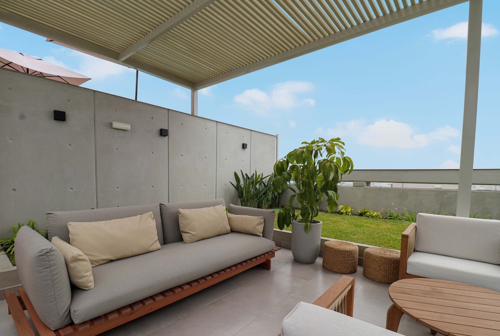 w Spectacular 2BR With Balcony in Miraflores
