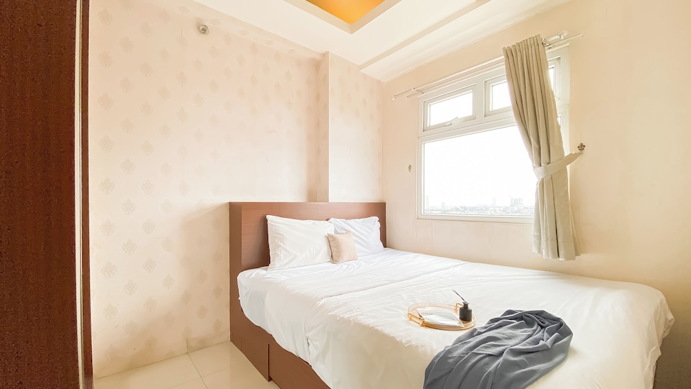 Strategic And Homey 2Br Green Pramuka Apartment