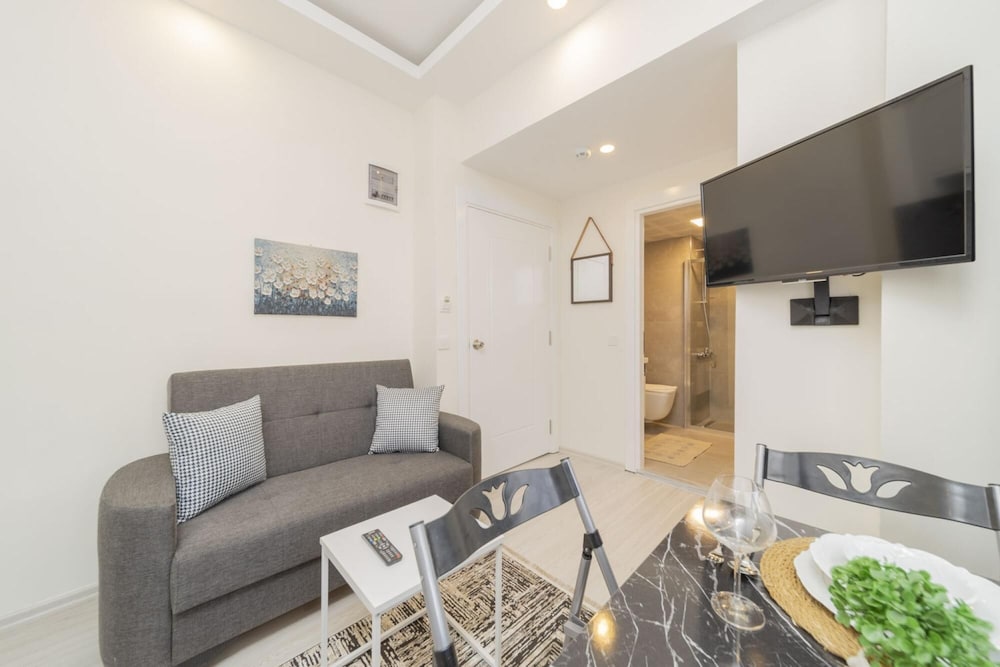 Cozy Flat w Balcony 10 min to Mermerli Beach