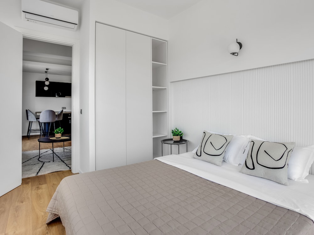 Sanders Arch - Dreamy 1-bdr Apt w Balcony view 2