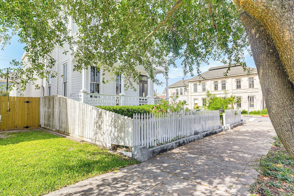 Walk to Shops, Eateries: Historic Galveston Escape