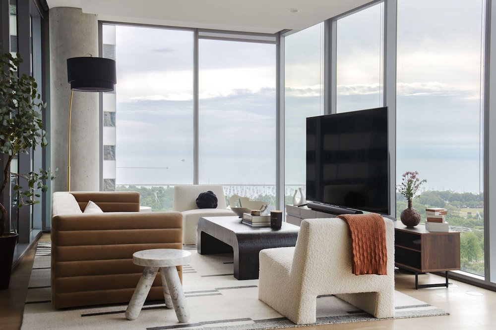 Luxury Downtown PH Bean Lake Views