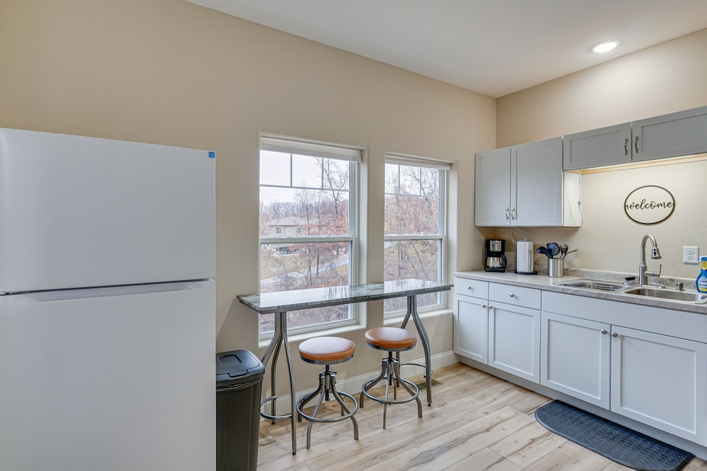 Lake Ozark Apartment w/ Balcony < 1 Mi to Water!