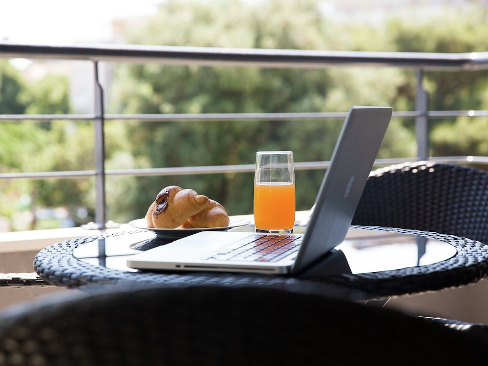 Topfloor Comfortable Luxury Apartment With Private Balcony,free Garage and Wi-fi