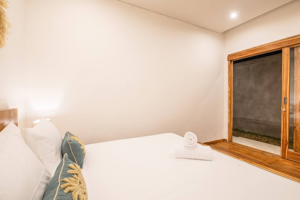Breeze Opulent 6 BR in With Ocean View 5 Mins to Savaya