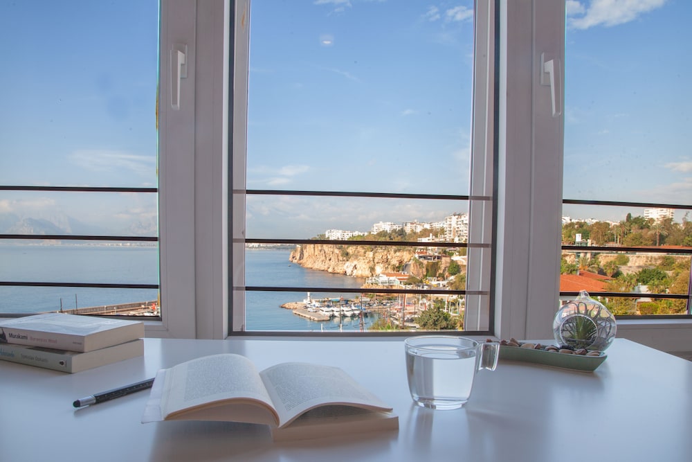 Aheste_simple Sea View Flat in Lovely Old Town