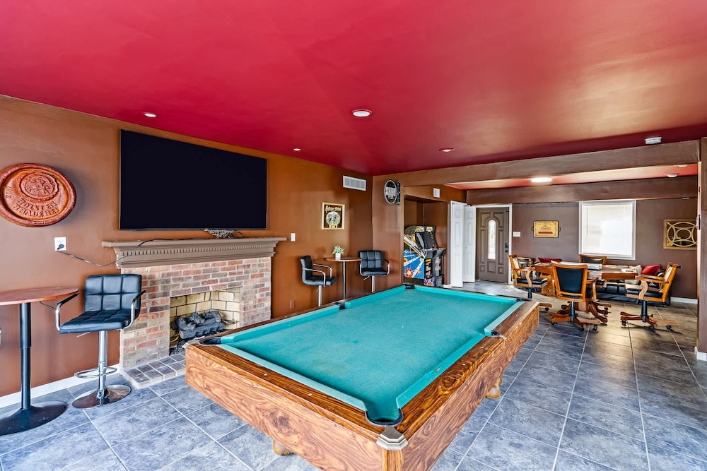 Renovated River Home Hot Tub Sauna Game Room