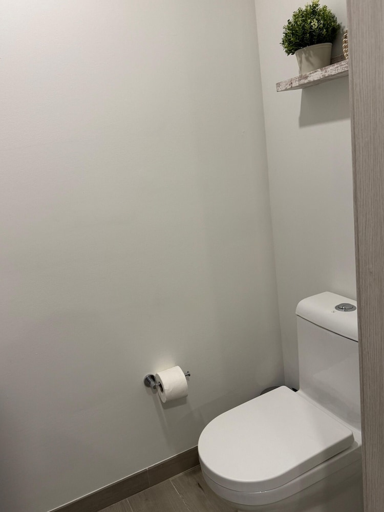 4 Guest 2 Bedrooms Balcony and Shared Pool