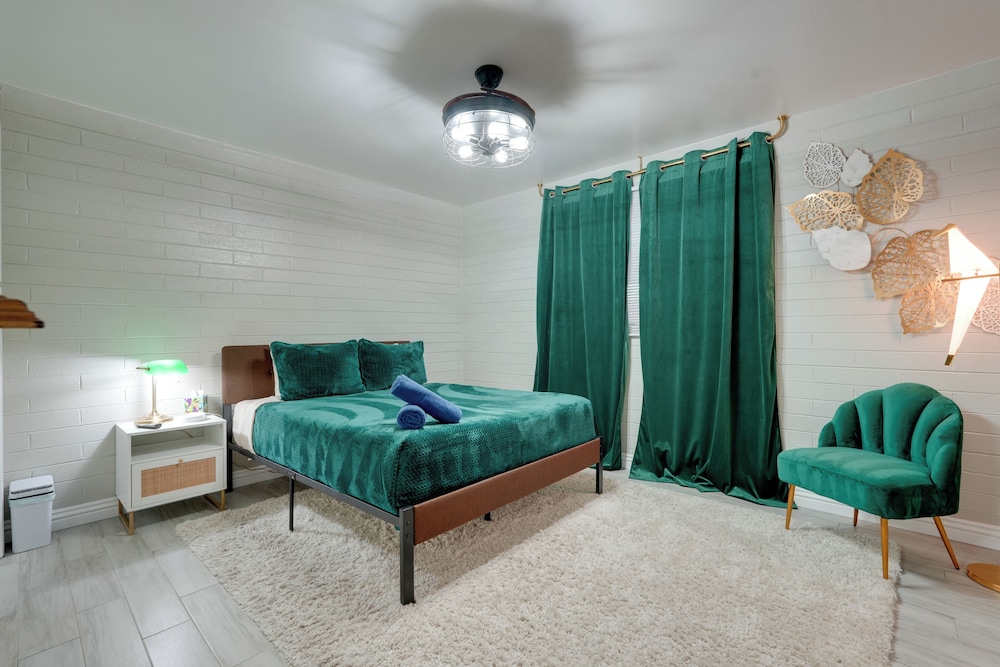 3 Mi to Roosevelt Row Arts District: Apt w/ Patio