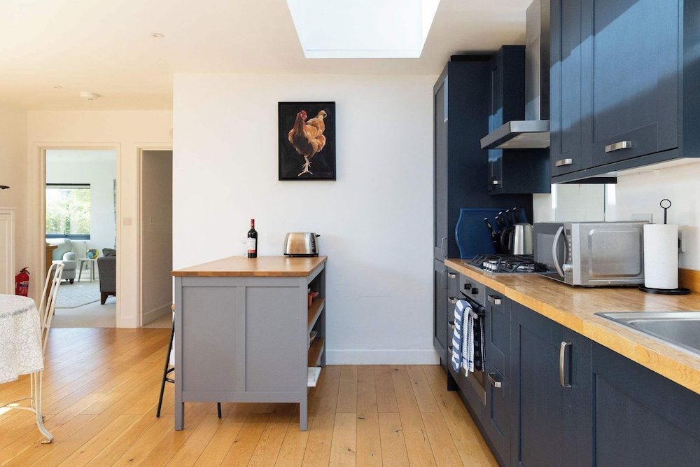Spacious Coastal Retreat for 10 in West Wittering