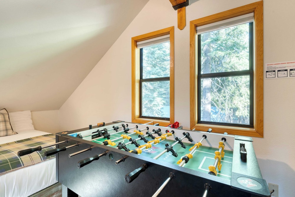 Cozy Escape w/ Hot Tub + Deck & Access to Tahoe Donner & Skiing Alpenglow Chalet by Avantstay