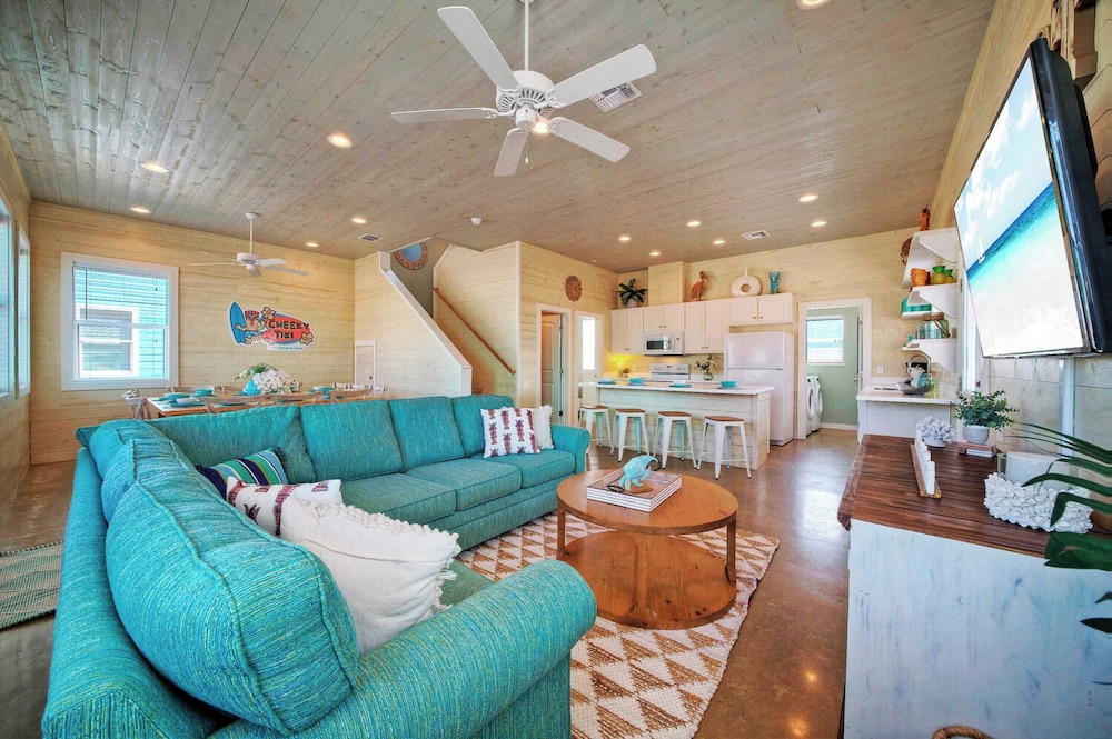 Sleeps 24, 2 Homes Pool, Backyard Tiki Bar, Fire Pit, Cornhole Walk to Beach