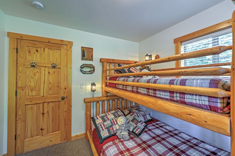 Klamath Falls Vacations - Bright Klamath Falls Cabin w/ Deck Mtn Views! - Property Image 23
