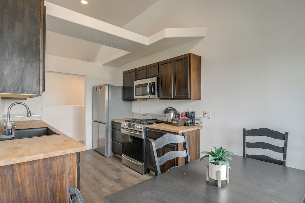 Balcony & Stunning Views: Airy Apt in Idaho Falls