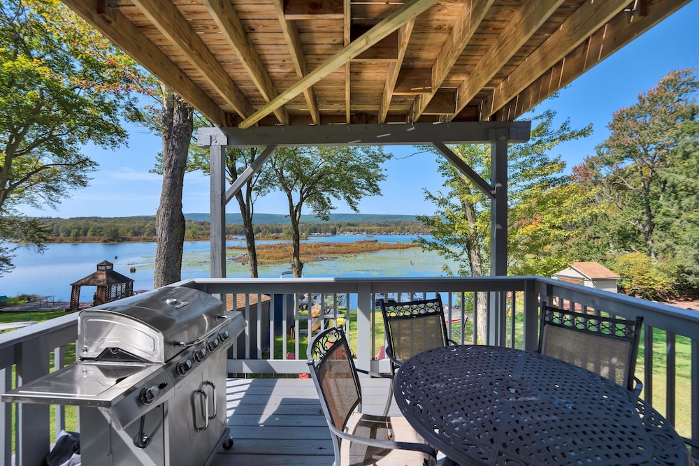 Lakefront Lodge Hot Tub Dock Kayaks
