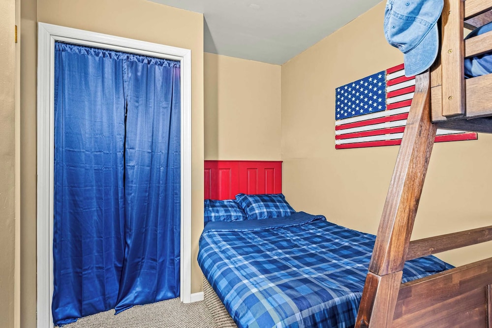Atlas Point Lodge Sauna, Fireplaces, Kayaks, Lakes + Pet-friendly Yard