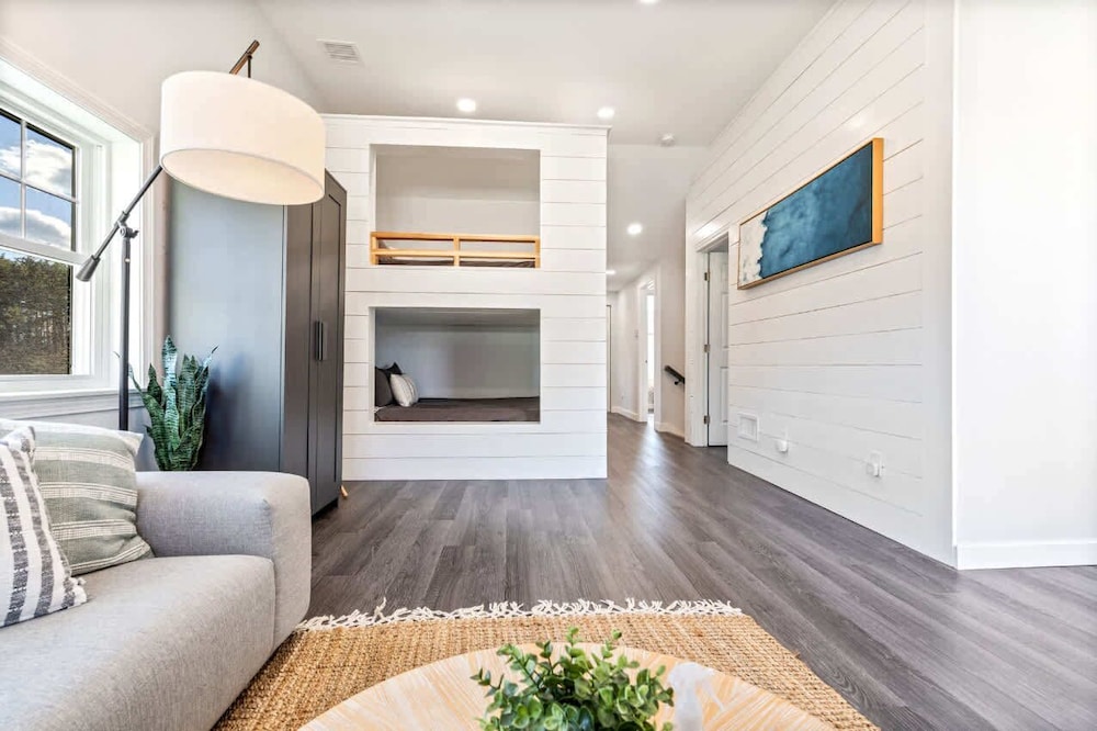 Game Room, Home Gym, 1 Mile to Beach