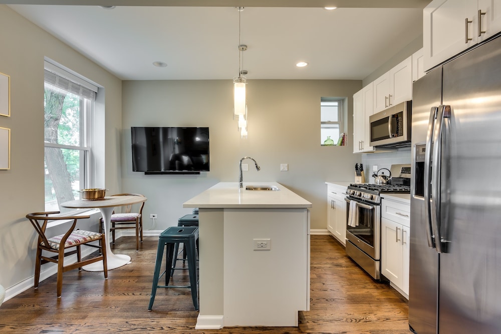 Chicago Vacations - Vibrant  Stylish 4 Bed Condo near Humboldt Park by AllSet Turnover - Property Image 11