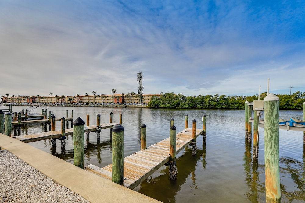 Siesta Keys Home w/ Deck Half Mile to Turtle Beach
