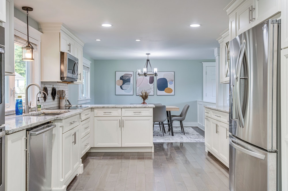 Golf, Hike & Explore: Family Home in Pembroke!