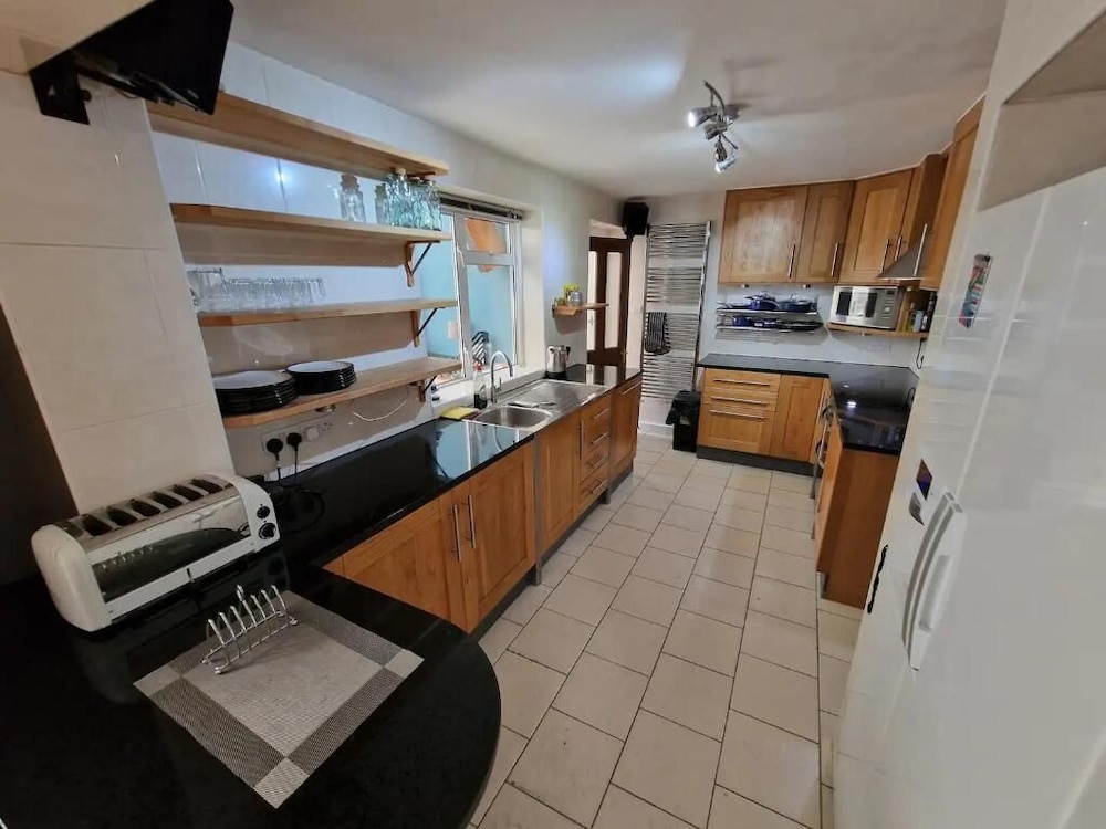 Spacious 6-bed house - 12 mins Gatwick