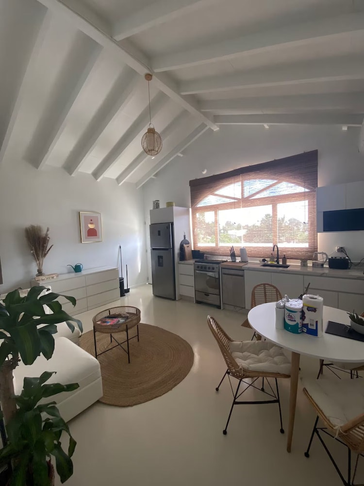 Palm Beach Vacaysuites - Coconut Suite - Top Floor
