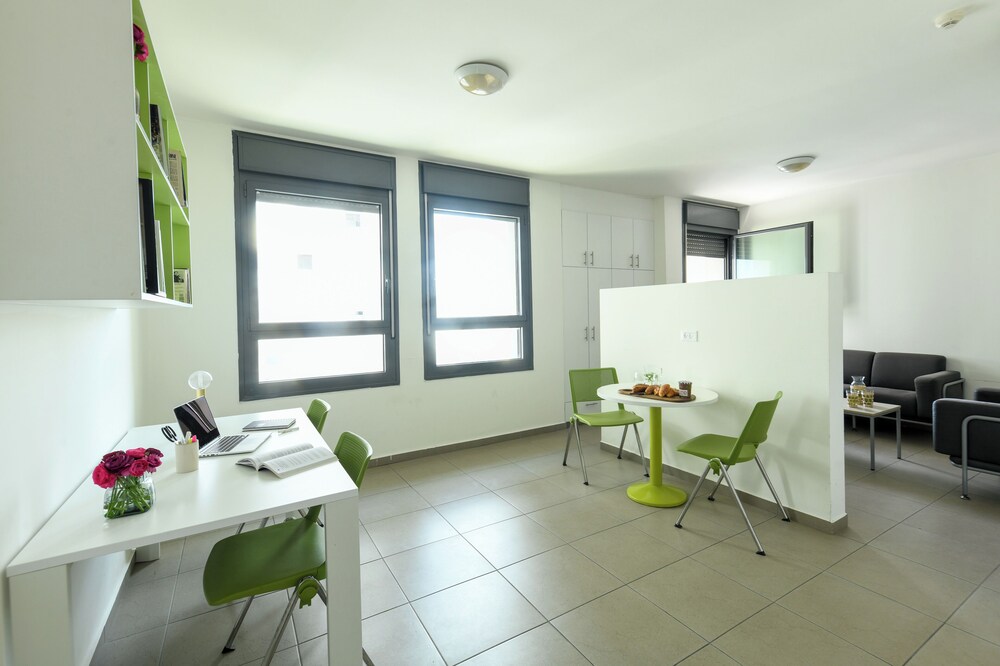 1 BR Apt w living room & learning area
