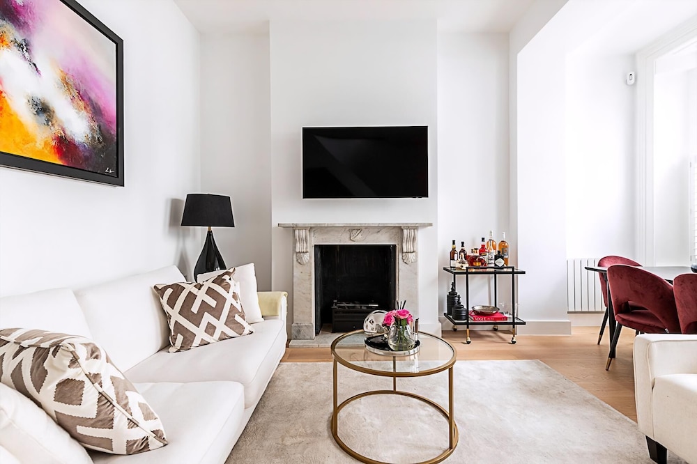 Elegant South Kensington Retreat w/ Outdoor Spaces