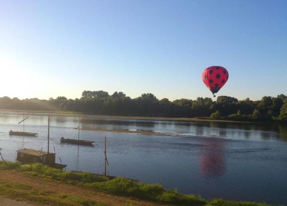 Mobile Home in Veuzain-sur-loire With Garden