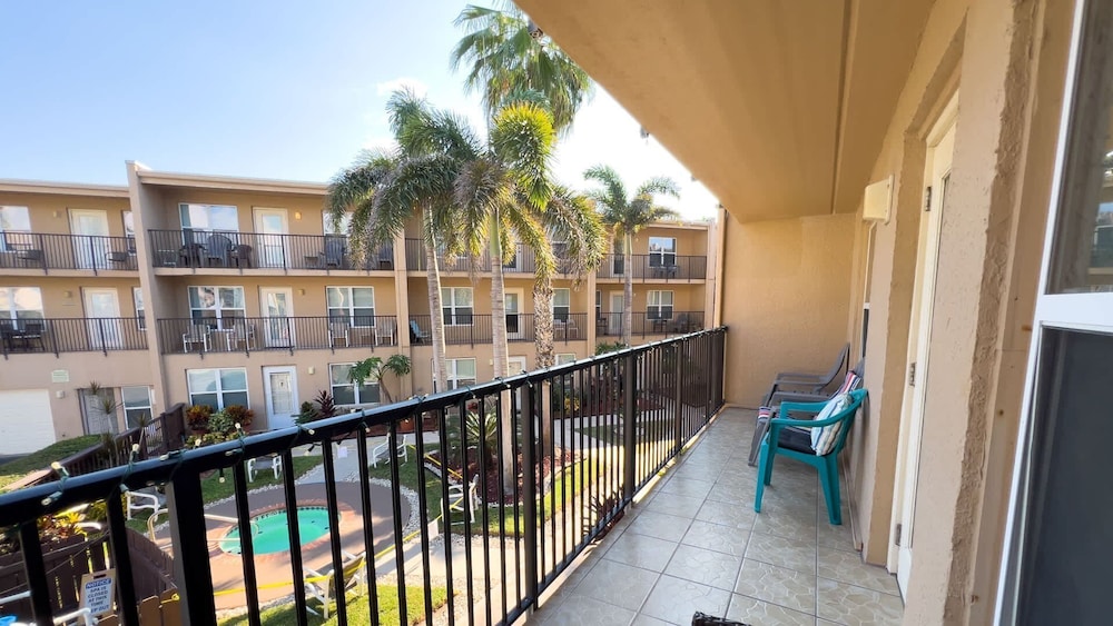 Cozy Family Retreat Steps To Beach Pool / Hot 2 Bedroom Apts