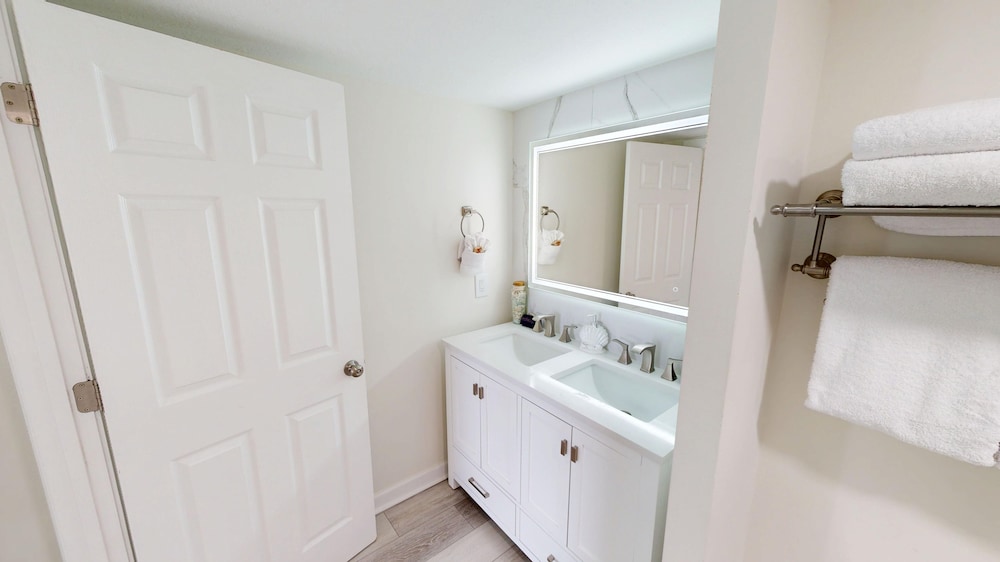 Destin Towers 113 2 Bedroom Condo