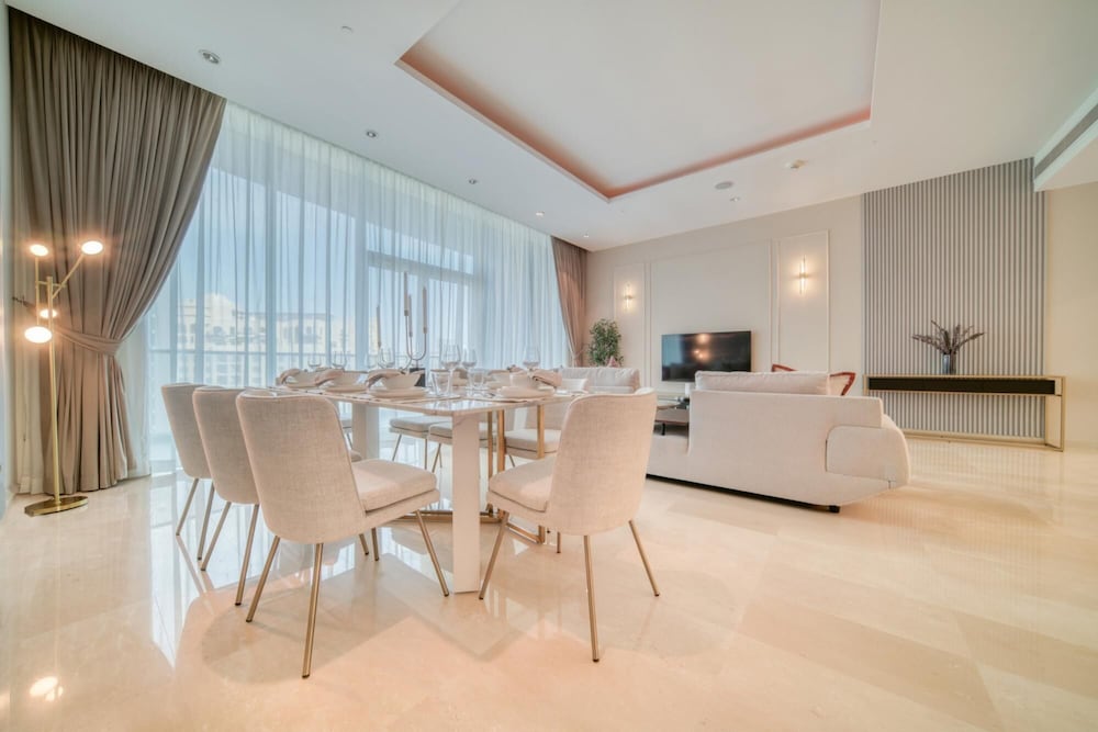 Modish Palm 3BR w Private Balcony Beach Access