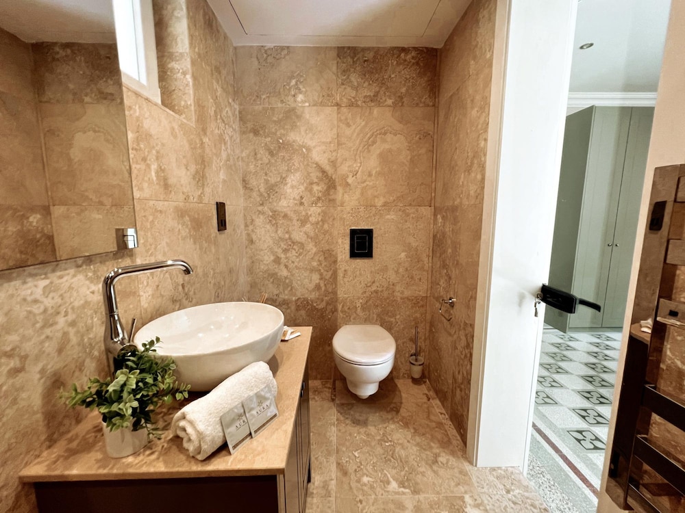 Local Gem Spacious 2BR 2BA Duplex Apartment