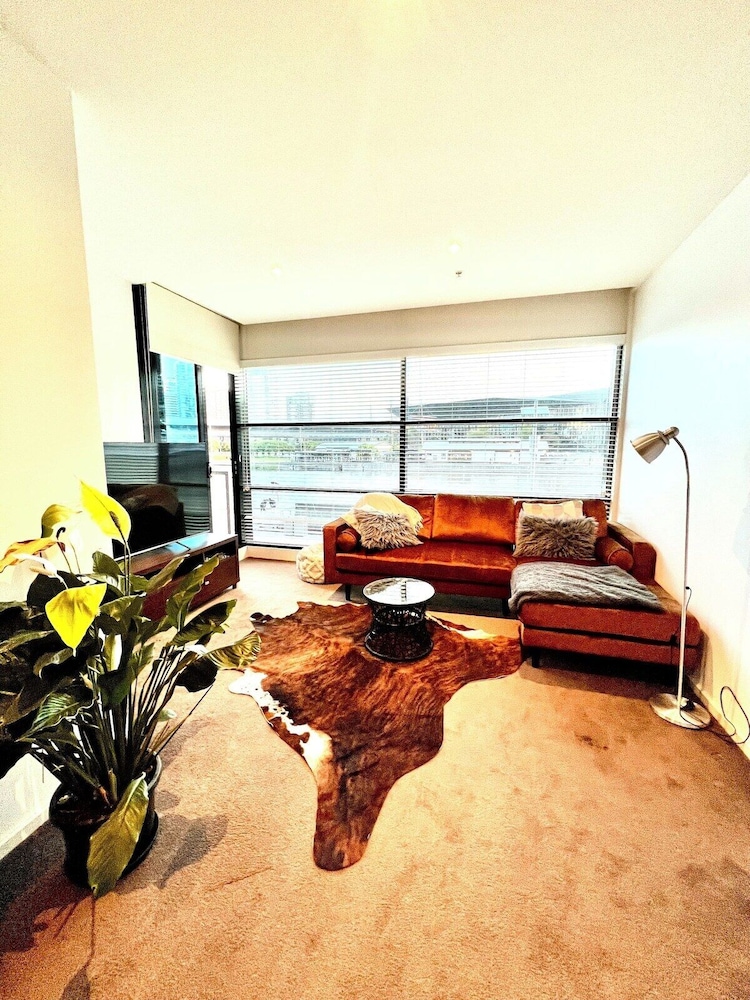 Luxurious Apartment With City Views and Yarra River