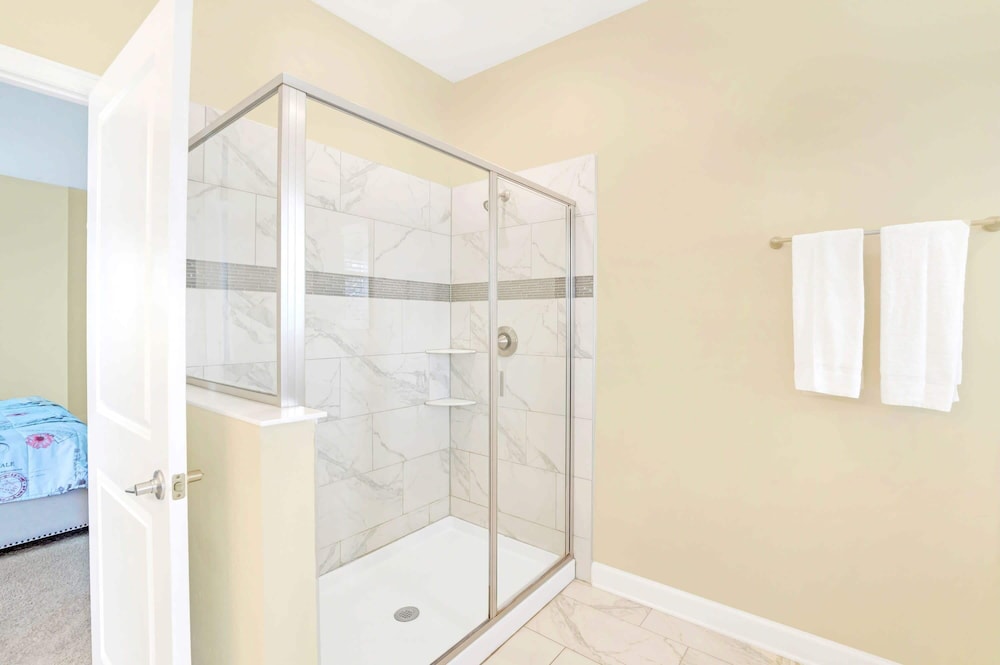 Upstay: Spacious Championsgate Home w Pool & Games