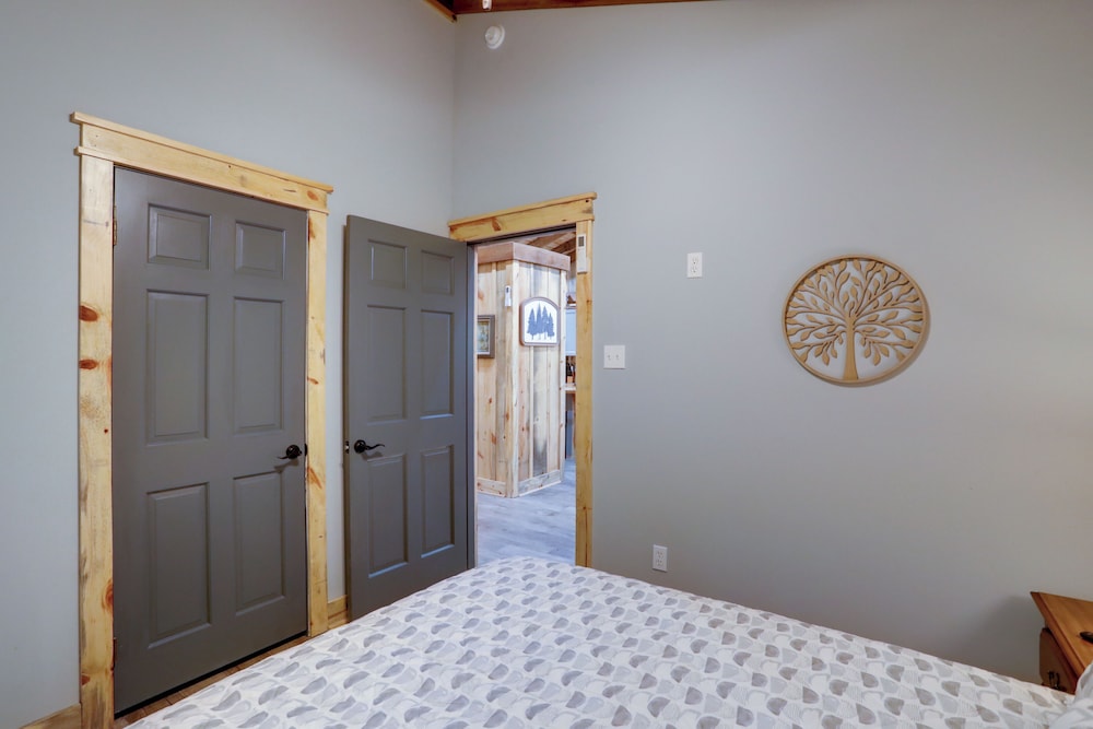 < 1 Mi to Devils Fork Recreation Area: Cozy Cabin!