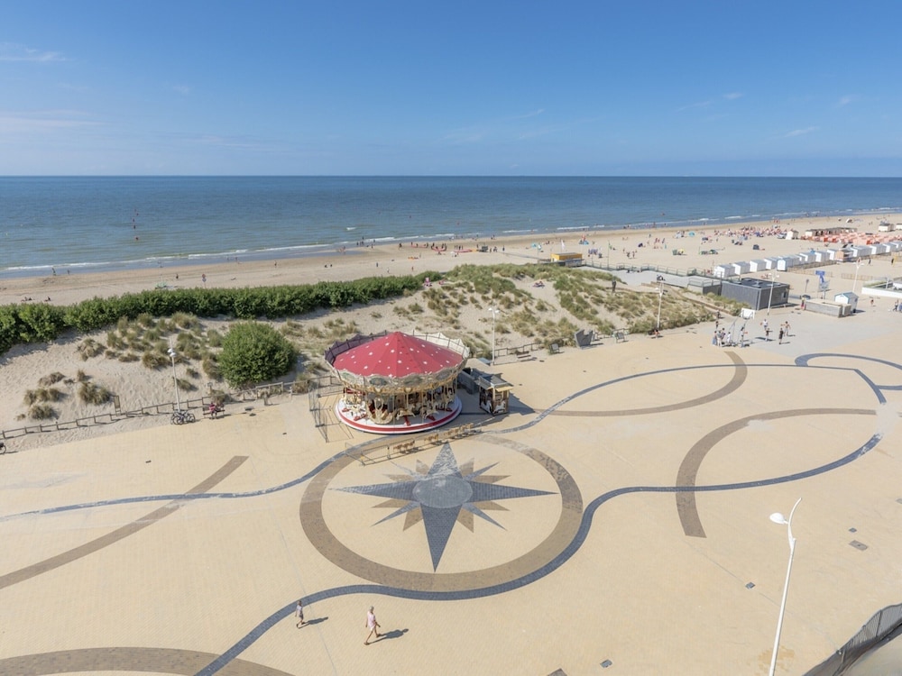 Apartment With Panoramic sea View in De Panne