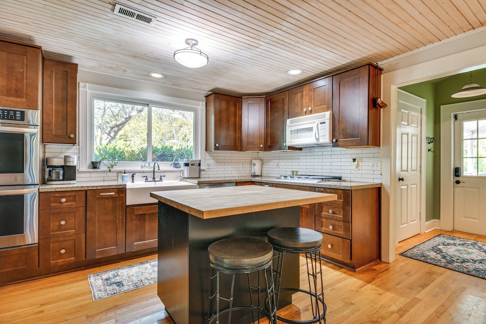 Mtn Views, Deck, Porches & Patio: Asheville Escape