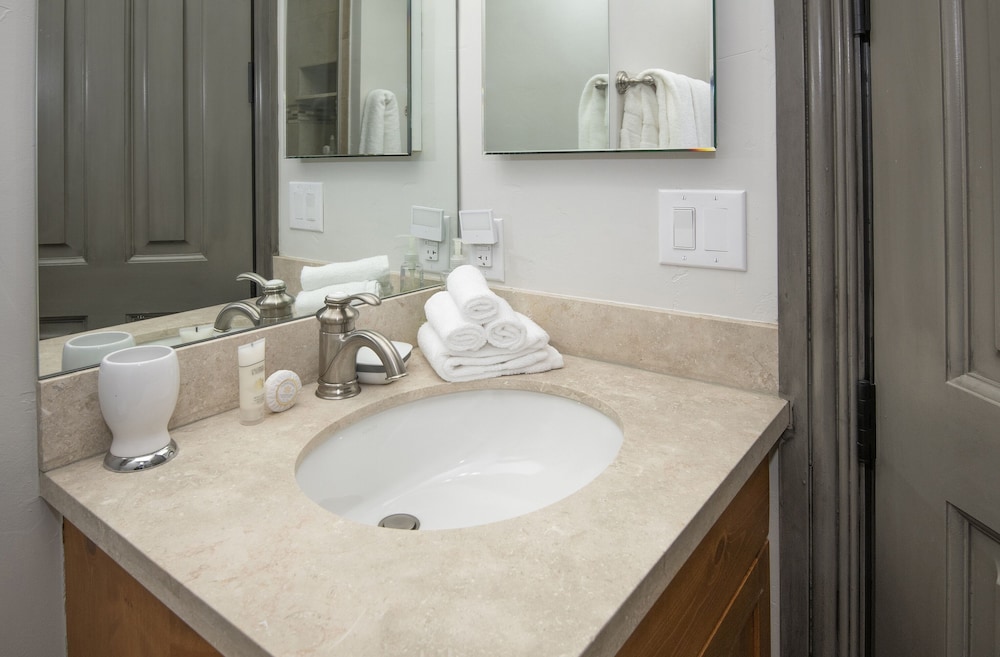 Ski In Ski Out Townhome in Rocky Mountain Access to Elkhorn Chairlift by RedAwning