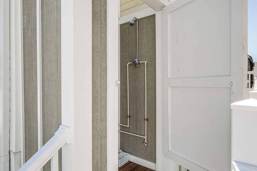 Steps to Shore: Newly Renovated Dewey Beach Home!