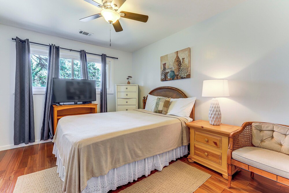 2 Mi to Airport: College Park Home w/ Grill!