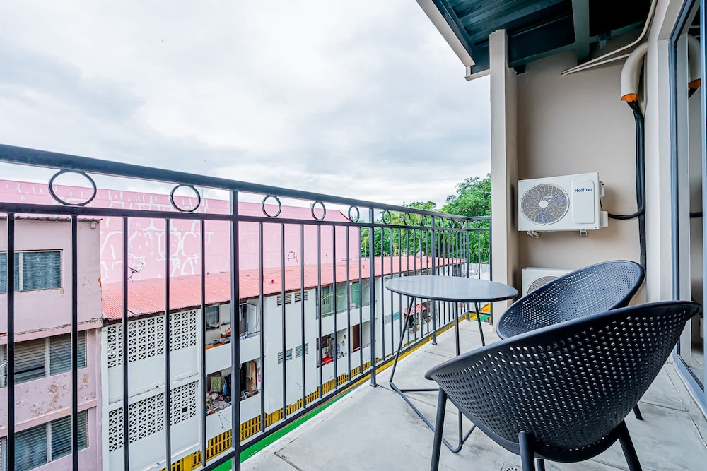 w Comfy 1BR w Perfect Balcony in Casco View