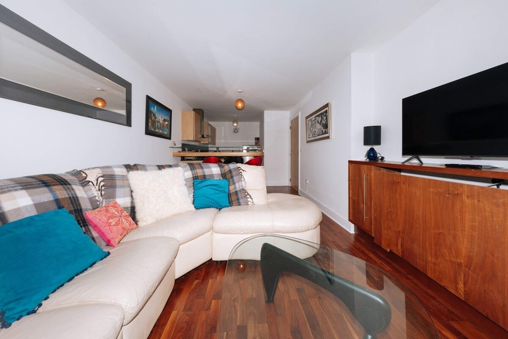 Exhilarating 2BD Flat With Outdoor Patio, Dublin!