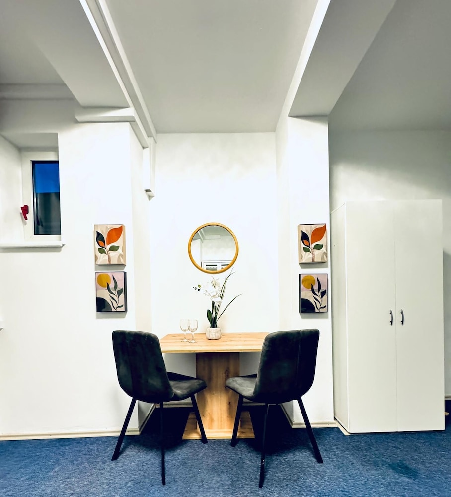 Spacious 7BR Apartment Prime Location