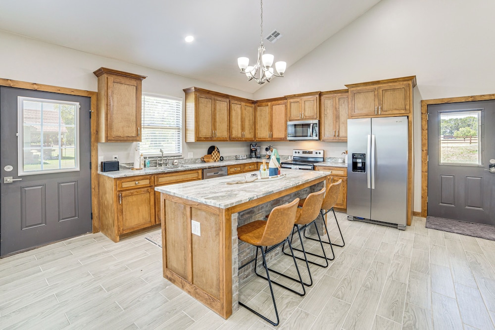 1 Mi to Lake Texoma: Expansive Outdoorsy Escape!