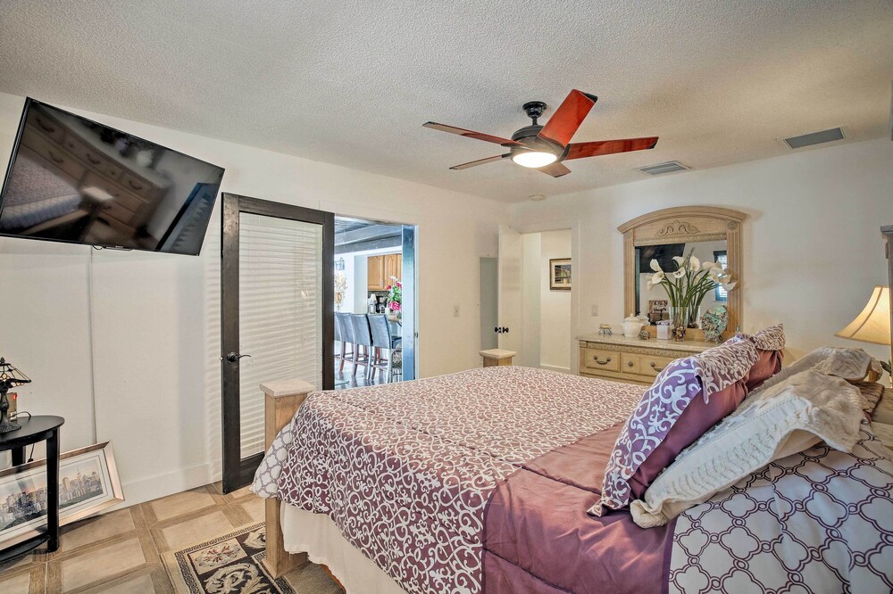 Pet-friendly Oasis w/ Deck & Fire Pit in Bokeelia!